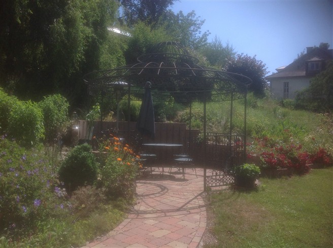 Le petit déjeuner dehors sous notre tonnelle ou sur la terrasse ... un ravissement